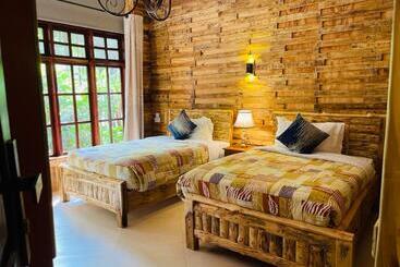 Отель Under The Shade Safari Lodge