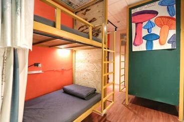 هاستل There Are Rooms Here B&b