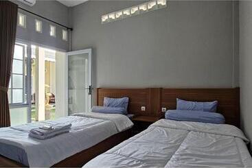 Szálloda Guest House Saqeena Syariah Near Blitar Park Redpartner