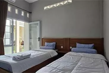 Hotelli Guest House Saqeena Syariah Near Blitar Park Redpartner