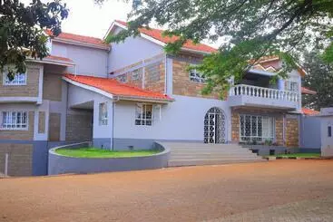 پانسیون Garden Court Villa