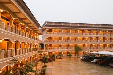 هتل Capital O 75521 Sang Siri Apartment