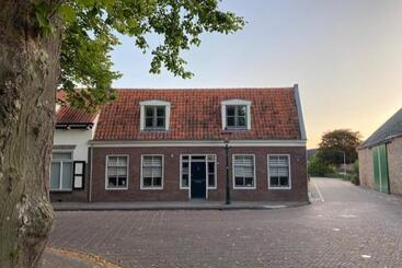 Bed and Breakfast Le Petit Hotel   Strange