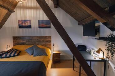 Bed and Breakfast Le Petit Hotel   Strange