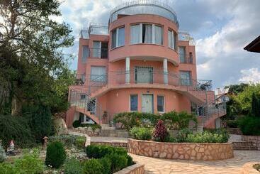 Pensjonat Sunray Guest House, Private Rooms & Apartment With Lovely Sea View