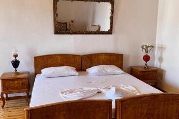 پانسیون Traditional Old House