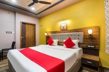 هتل Super Oyo Flagship 47057 Padma Manor