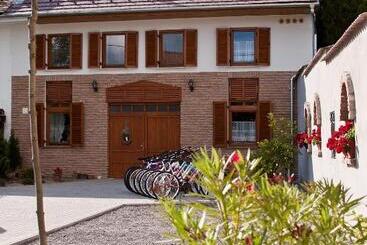 Bed & Breakfast Atkári Vendégház