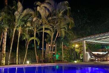 هاستل Pousada Jacarandá