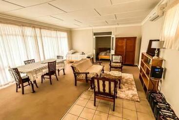 בית מלון כפרי Ladybrand Heritage House