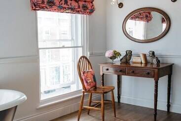 Hôtel The Bower House, Restaurant & Rooms