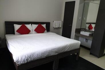 هاستل Regal Residences