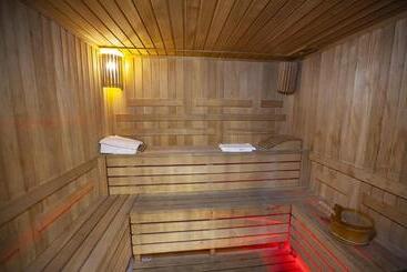 هتل Golden Seconds