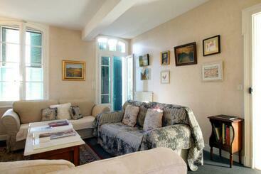 Turistlejligheder Maison De Maître à Bram # Jacuzzi