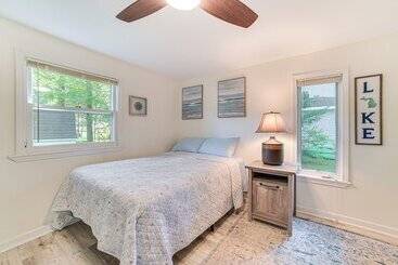 Cadillac Cottage W/ Grill: Walk To Lake Cadillac!