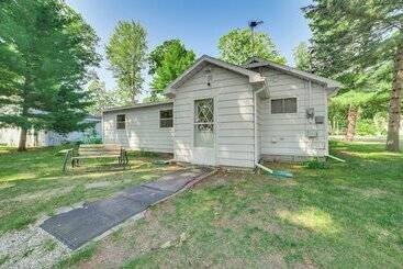 Cadillac Cottage W/ Grill: Walk To Lake Cadillac!