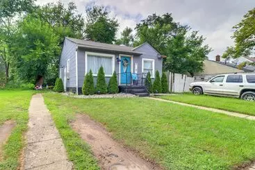کلبه Charming & Pet Friendly Home In Detroit W/ Yard!