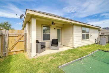 Landhus Houston Home W/ Fenced Yard & Swing Set!