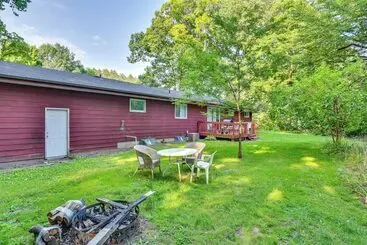 Mökkimajoitus 5 Mi To Warren Dunes   Secluded Sawyer Home!