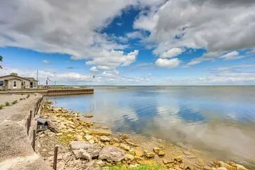 Mökkimajoitus Serene Lakefront Standish Home W/ Fire Pit & Grill