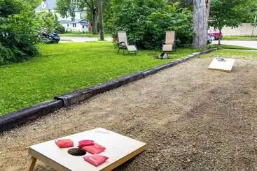 Mökkimajoitus Charming Home: 3 Blocks To Winona State University