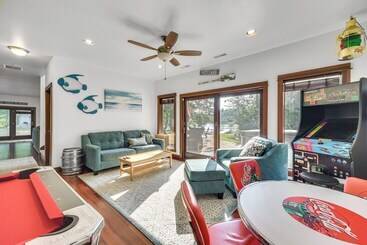 بيت ريفى Lakefront Holcombe Getaway: Hot Tub, 2 Docks!