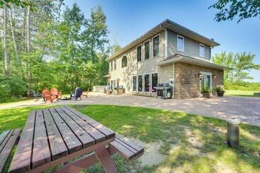 Hus på landet Lakefront Holcombe Getaway: Hot Tub, 2 Docks!