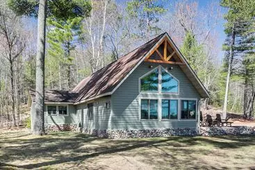 コテージ Northwood Tours Escape : Hot Tub & Lake Access!