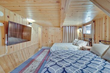 Сельский дом Peaceful Wooden Cabin, 2 Mi To Bass Lake!