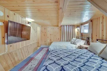 Mökkimajoitus Peaceful Wooden Cabin, 2 Mi To Bass Lake!