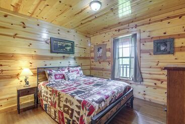 별장 Serene Sevierville Cabin W/ Deck & Mountain Views!
