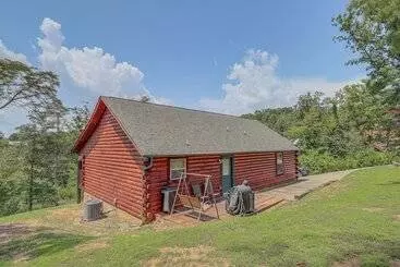 Mökkimajoitus Serene Sevierville Cabin W/ Deck & Mountain Views!