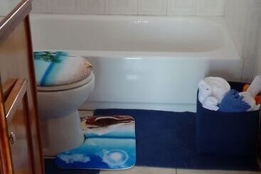 پانسیون Embassy Cheerful Waterfront Cottage