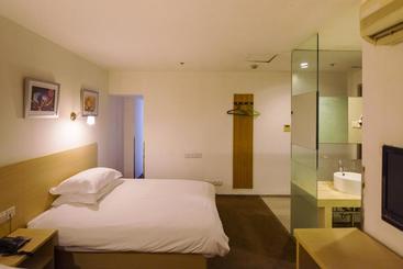 Hôtel Yiju Shanghai Longbai New Village Station
