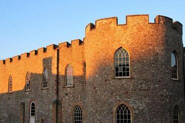 فندق Royal Ashton Townhouse   Taunton