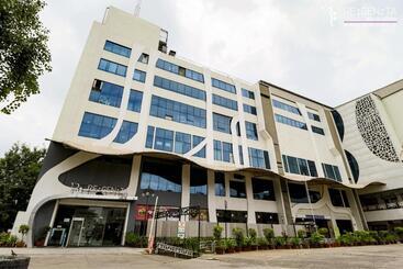 هتل Regenta Inn Vadodara, 500m From Railway Station