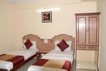 هتل Bhavani Lodge