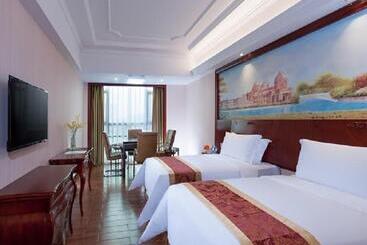 Vienna International Hotel Heyuan Yajule Garden