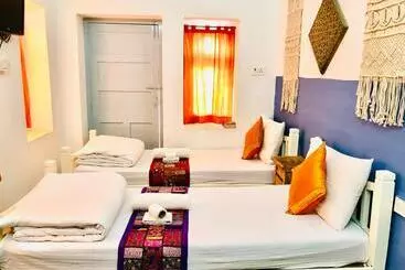 Jaisalmer Hostel Crowd