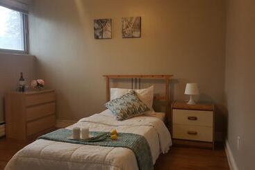 Kashaneh Hostel   25 Greenbriar