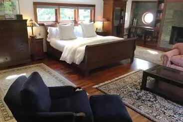 East Hampton Art House Bed And Breakfast