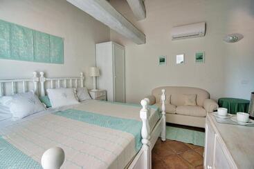 Bed and Breakfast Domus Corallia Luxury Rooms
