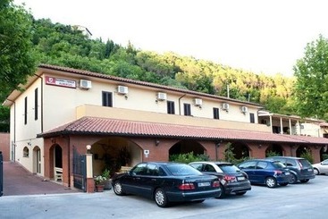 فندق Albergo Magrini Della Genga