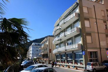 בית מלון כפרי West End