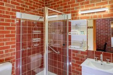 모텔 Elms Motor Inn