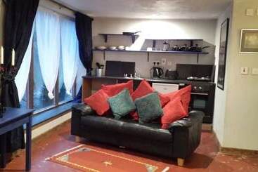 بنسيون The Village Studio Apartments