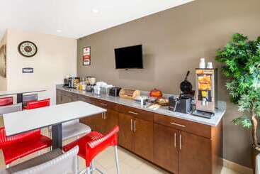 בית מלון כפרי Econo Lodge Baton Rouge University Area