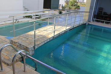 هتل Relax Apartments Ksamil