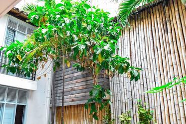 هتل Aluna Hostel B&b