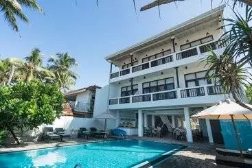 Hotel At Ease Beach
